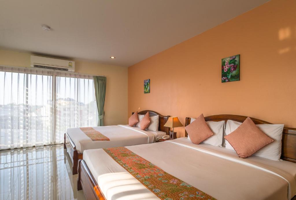 Postel nebo postele na pokoji v ubytování Krabi Phetpailin Hotel