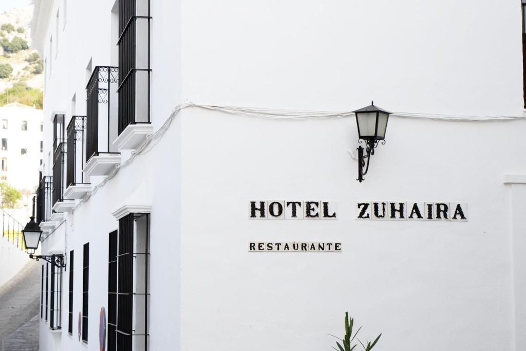 Certificado, premio, señal o documento que está expuesto en Hotel Zuhayra