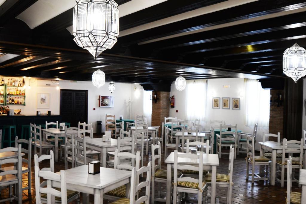 Un restaurante o sitio para comer en Hotel Zuhayra
