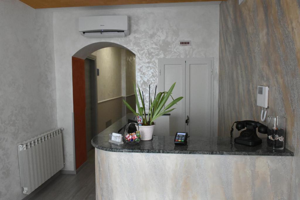 una encimera de mármol en una habitación con espejo en Albano Station Rooms, en Pavona