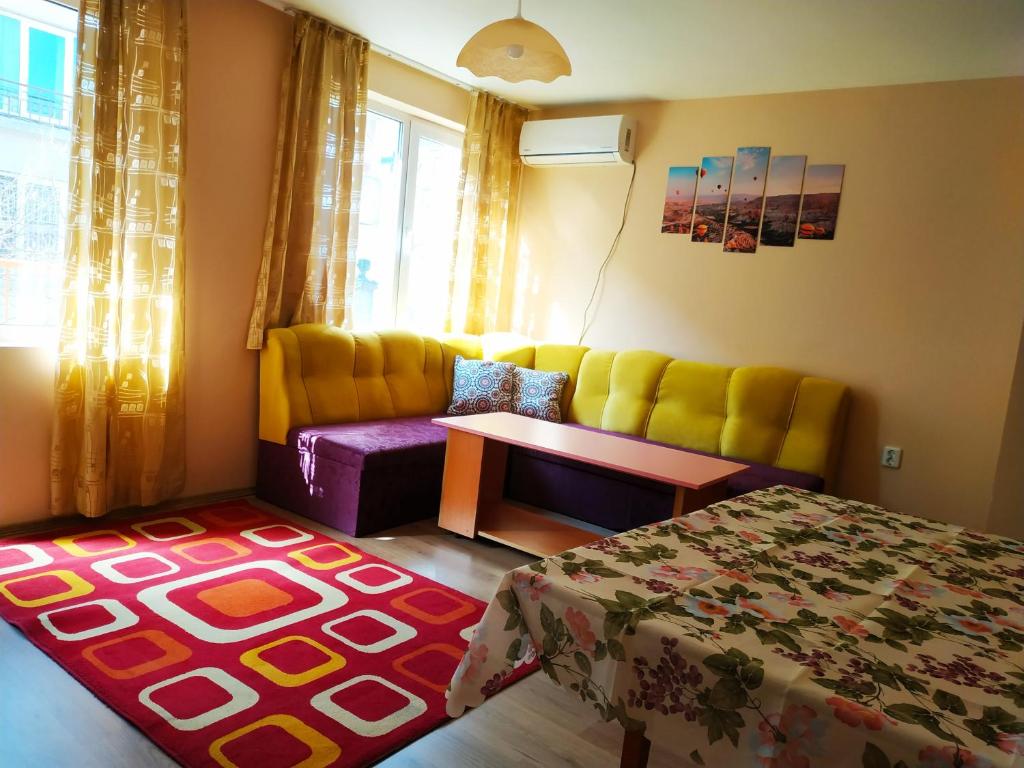 een woonkamer met een bank en een tafel bij CITY STAY in Varna in Varna