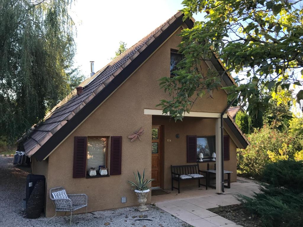 una pequeña casa con una mesa y sillas frente a ella en Chateau de Barbet 124, en Lombez