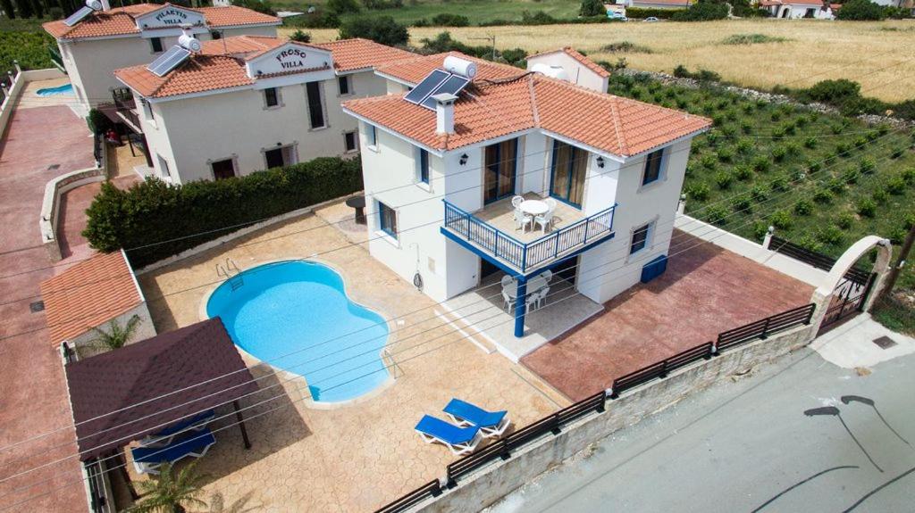 eine Luftansicht eines Hauses mit Pool in der Unterkunft VILLA VAGGELIS in Paphos City