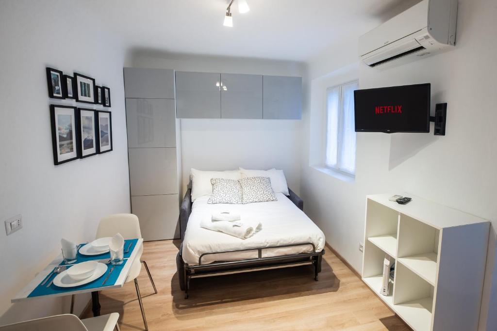 Camera piccola con letto e tavolo di Apartment Clusone 1 a Milano