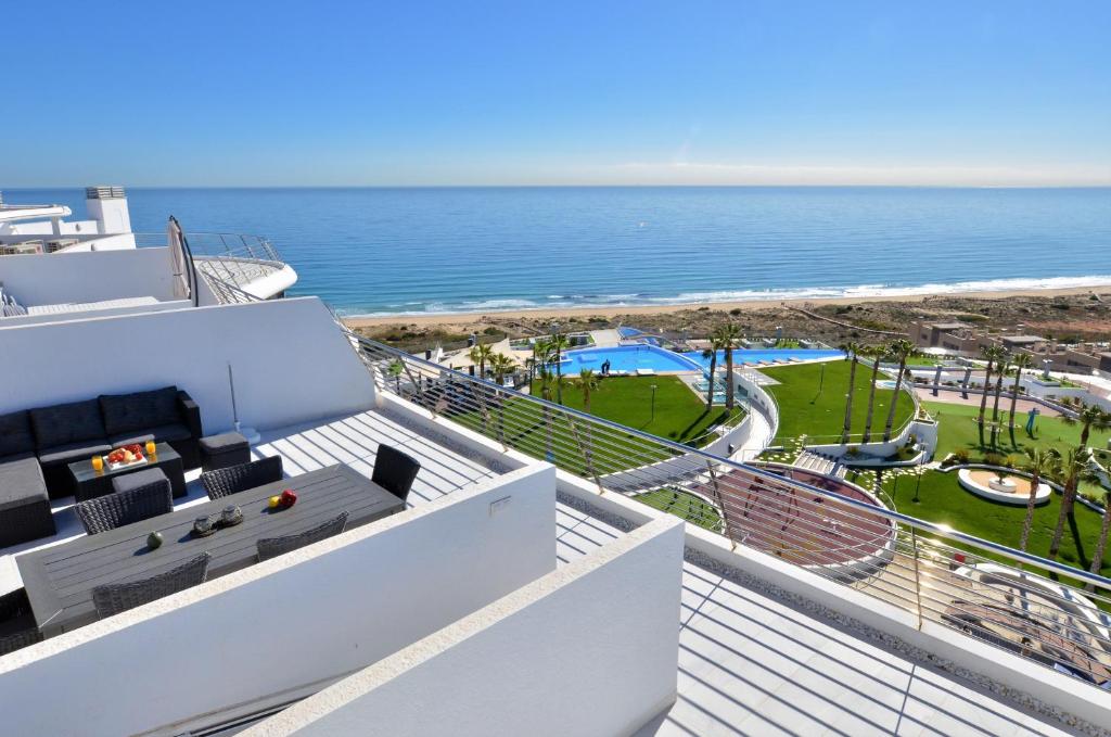 Bazén v ubytovaní Infinity View Penthouses by NRAS alebo v jeho blízkosti