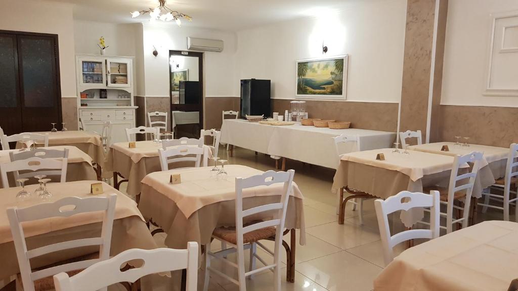 TV a/nebo společenská místnost v ubytování Albergo Primavera