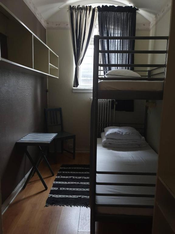 Postel nebo postele na pokoji v ubytování Visby Fängelse