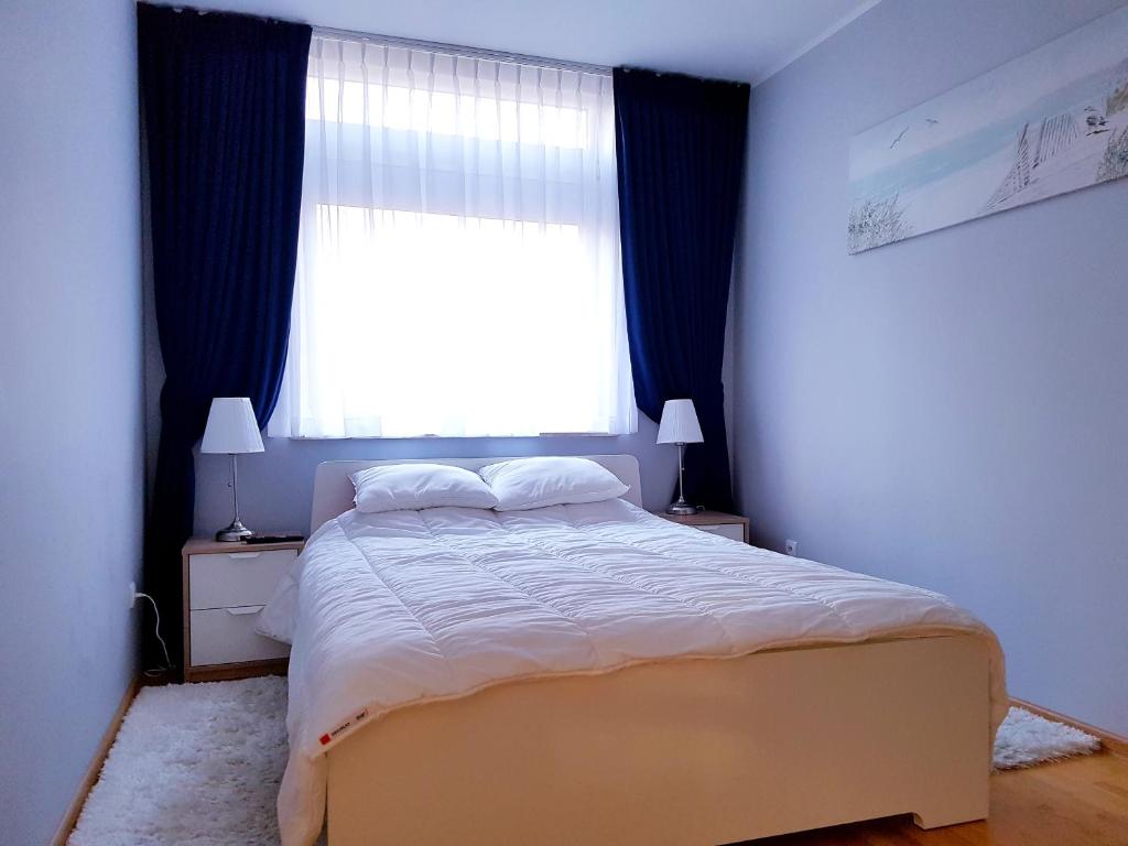 Posteľ alebo postele v izbe v ubytovaní ApartMorze apartamenty Fregata