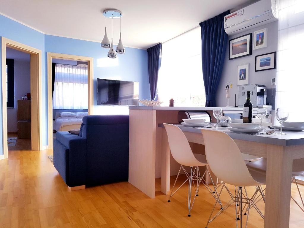 Televízia a/alebo spoločenská miestnosť v ubytovaní ApartMorze apartamenty Fregata