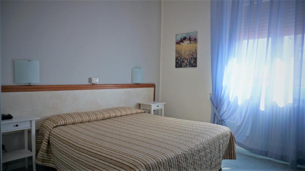 A bed or beds in a room at Hotel Marta