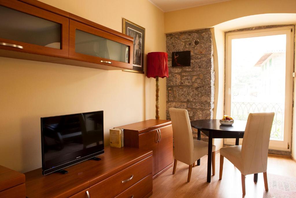 Telewizja i/lub zestaw kina domowego w obiekcie Apartments Delić