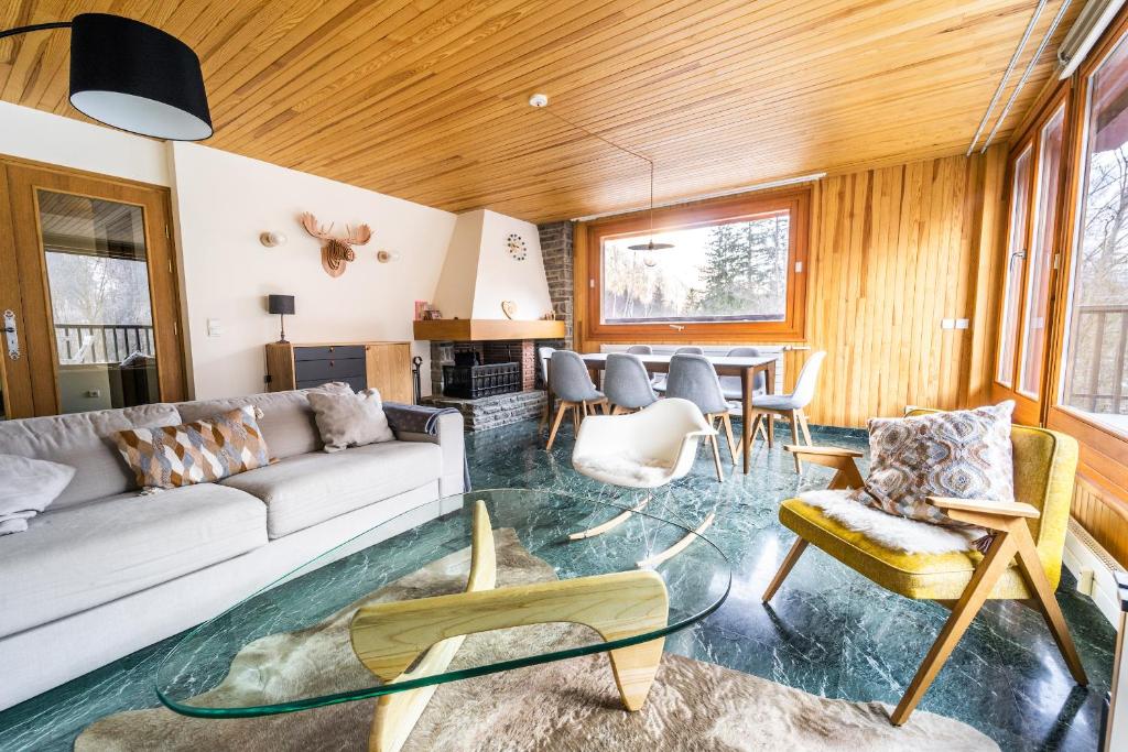 ein Wohnzimmer mit einem Sofa und einem Tisch in der Unterkunft Grand appt vue Mont Blanc in Chamonix-Mont-Blanc