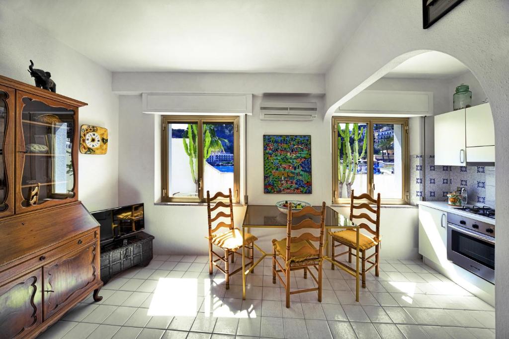 una cucina con tavolo da pranzo e sedie di Residence Degli Agrumi Mare a Taormina