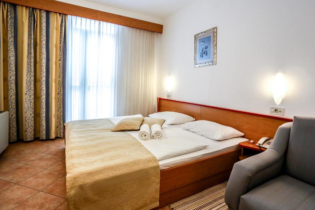 Postel nebo postele na pokoji v ubytování Hotel Dražica - Hotel Resort Dražica