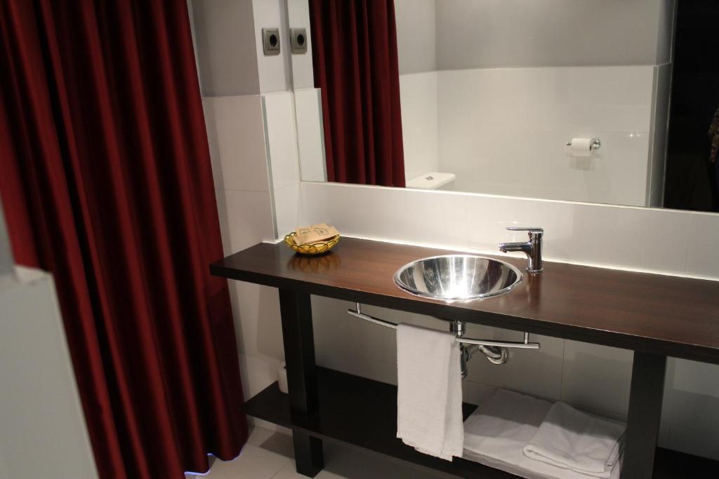 Hostal Royal Almorox - Quadruple Room With Private Bathroom