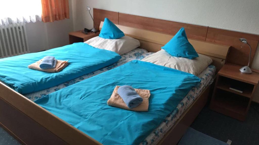 Un pat sau paturi într-o cameră la Hotel Restaurant Krone