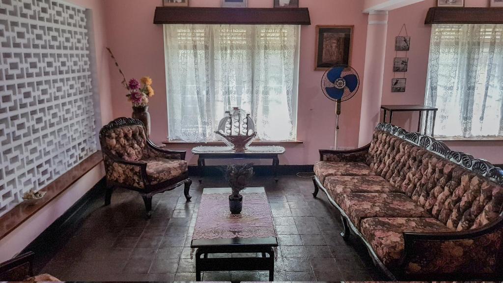 Posezení v ubytování CHARAKAMA Guest Bungalow - GAMPAHA