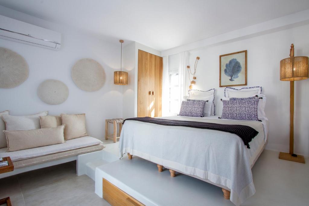 Postel nebo postele na pokoji v ubytování Athina Studios and Suites Plaka
