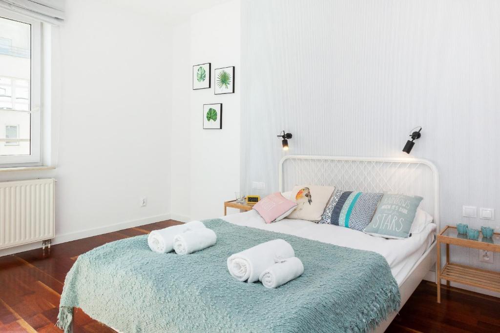 ein Schlafzimmer mit einem Bett mit Handtüchern darauf in der Unterkunft Apartments Warsaw Żelazna by Renters in Warschau