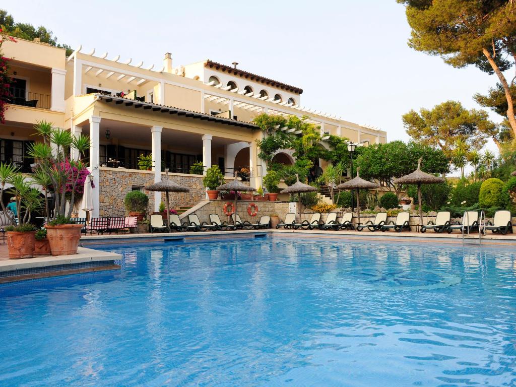 a large swimming pool in front of a hotel at Hotel Bahia in Paguera