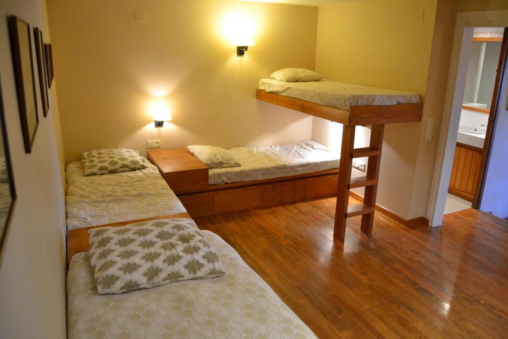 Voodi või voodid majutusasutuse Casa adosada ideal familias en GER-PLETA DE SAGA toas