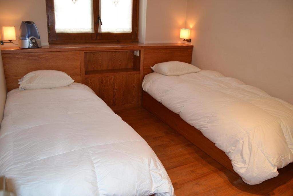 Posteľ alebo postele v izbe v ubytovaní Casa adosada ideal familias en GER-PLETA DE SAGA