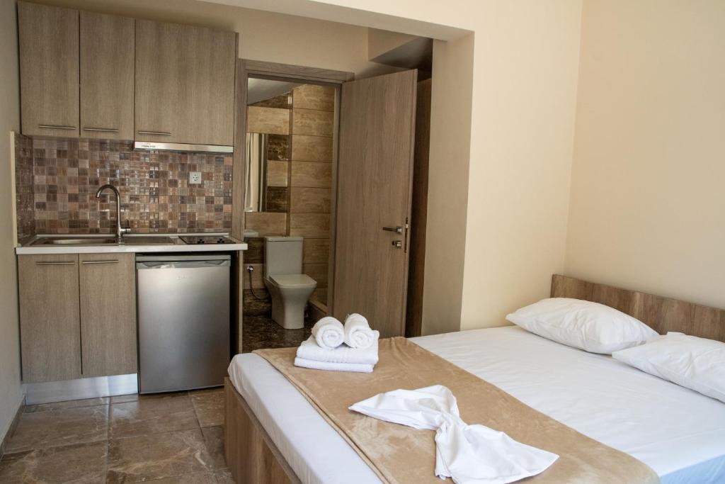 a small bedroom with two beds and a kitchen at Olympic Coast in Olympic Beach