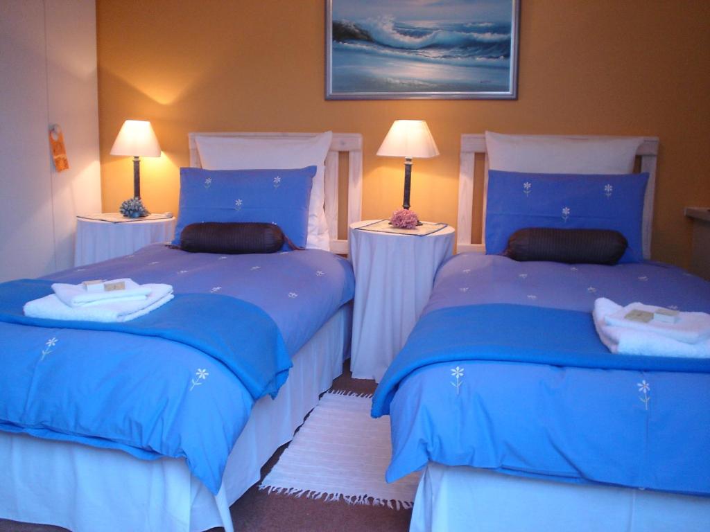 Postel nebo postele na pokoji v ubytování Hoylake Inn