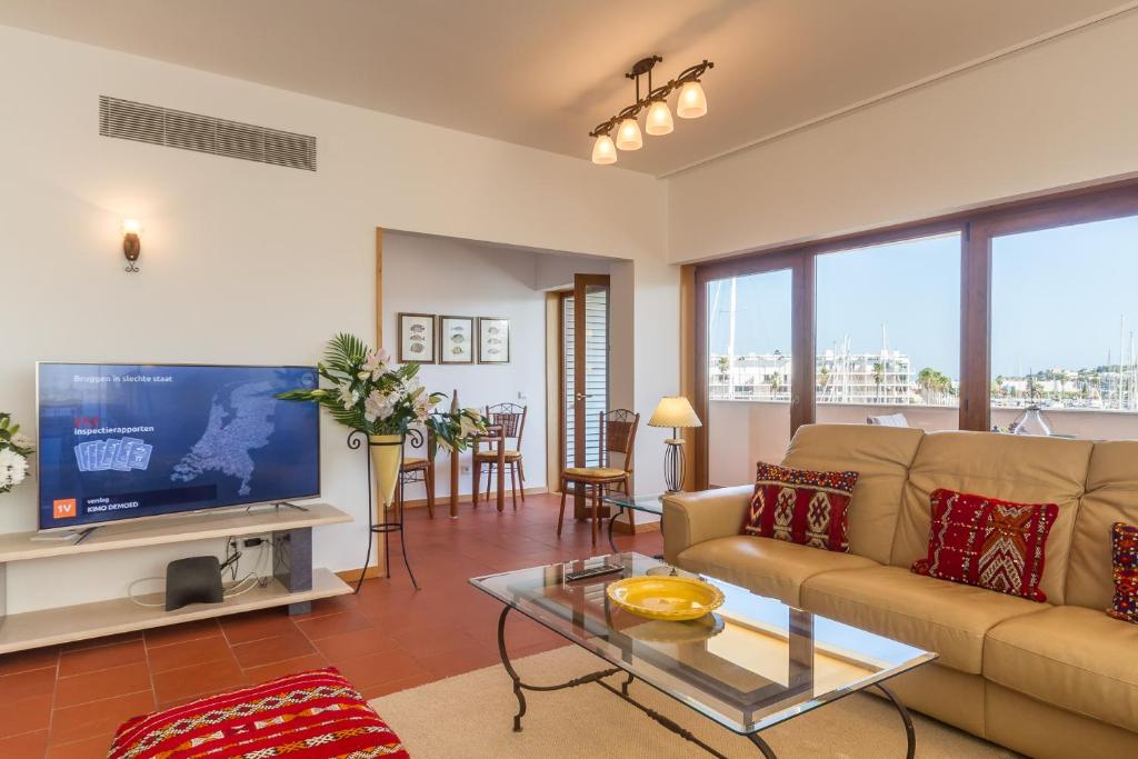 un soggiorno con divano e TV di Starboard Luxury Apartment, Marina de Lagos a Lagos