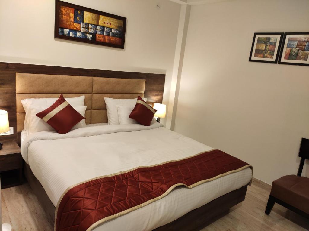 Postel nebo postele na pokoji v ubytování Red Crown Hotel
