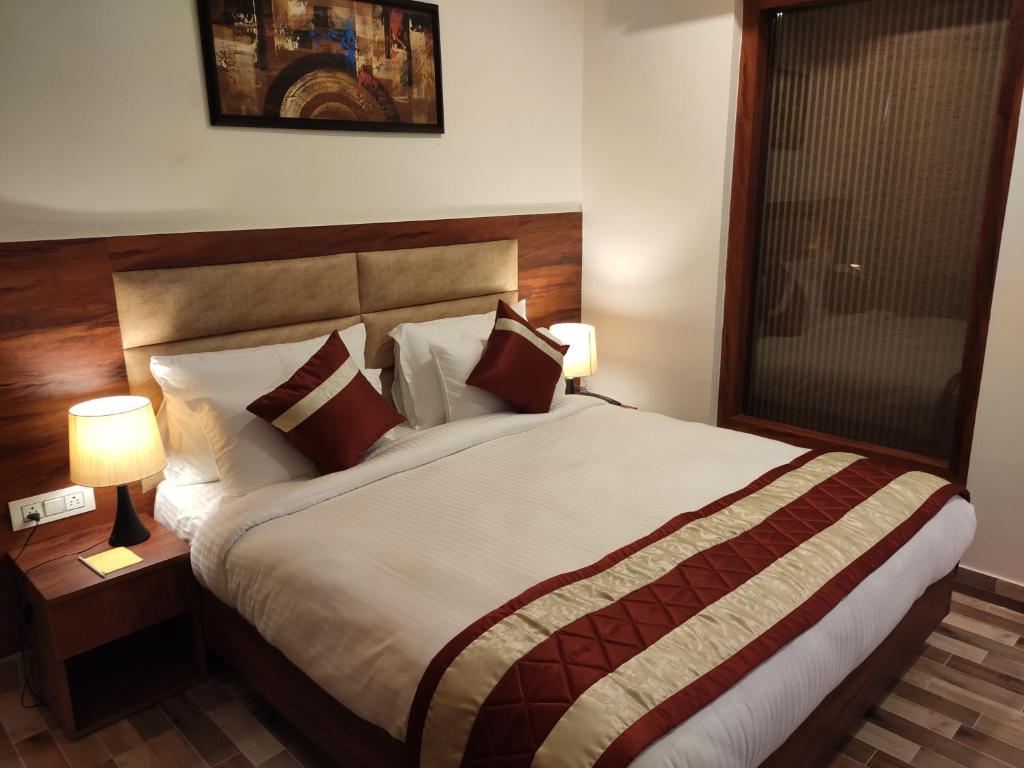 Postel nebo postele na pokoji v ubytování Red Crown Hotel