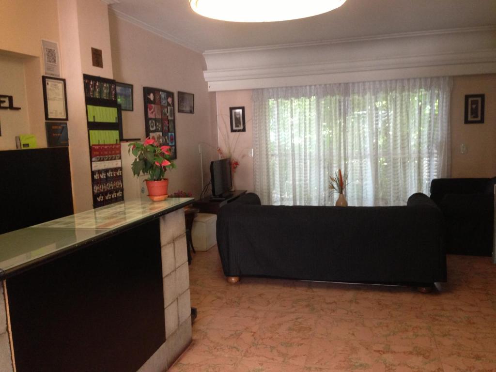 salon z ladą i kanapą w pokoju w obiekcie Palermo Soho Hostel w BuenosAires