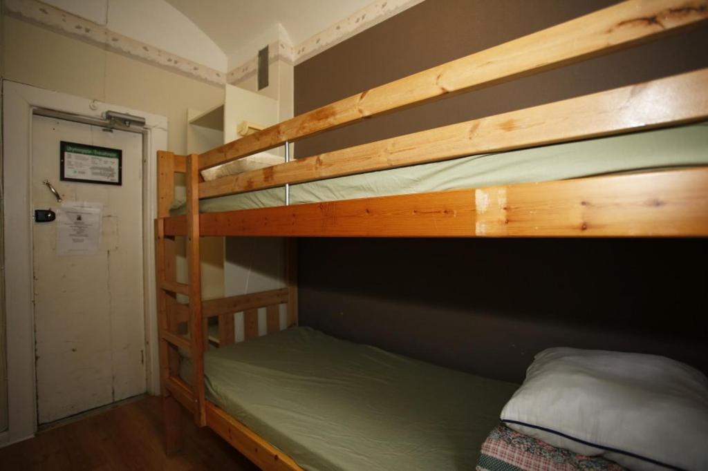 Postel nebo postele na pokoji v ubytování Visby Fängelse