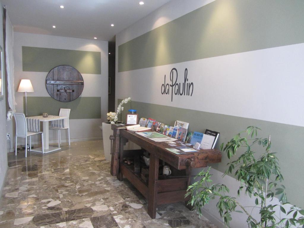 a room with a desk and a table with plants at Affittacamere Da Paulin in Manarola