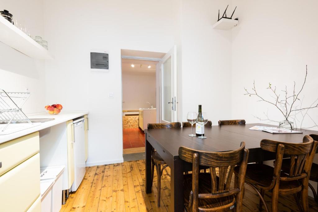 cocina con mesa y sillas en una habitación en Slavia penzion, en Mikulov