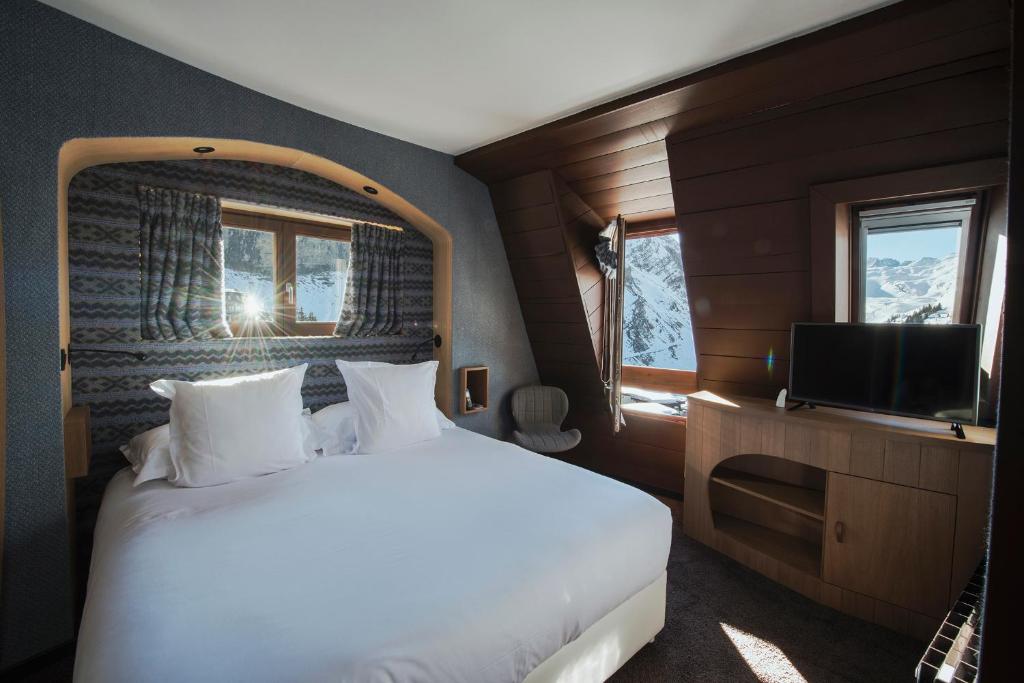 Cette chambre comprend un lit et une télévision. dans l&#39;établissement Hôtel des Dromonts by SOWELL COLLECTION, à Avoriaz