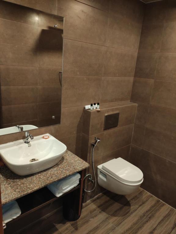 Koupelna v ubytování Red Crown Hotel