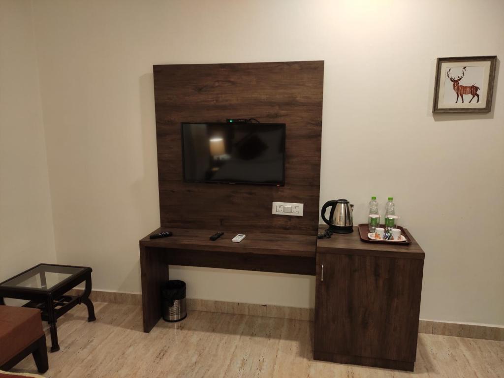 TV a/nebo společenská místnost v ubytování Red Crown Hotel