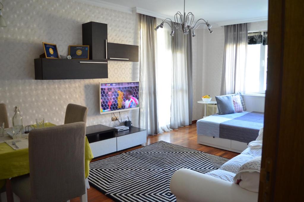 1 dormitorio con 1 cama y sala de estar en Apartment 3 In Complex Splendid, en Saints Constantine and Helena