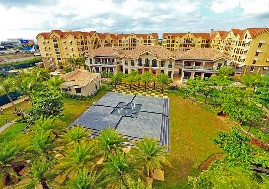 einen Luftblick auf ein großes Gebäude mit Palmen in der Unterkunft Pacheco Oasis in Cebu City