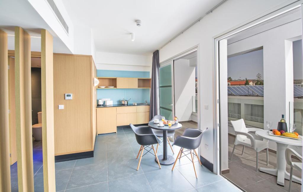 Kuchyň nebo kuchyňský kout v ubytování Anthea Hotel Apartments
