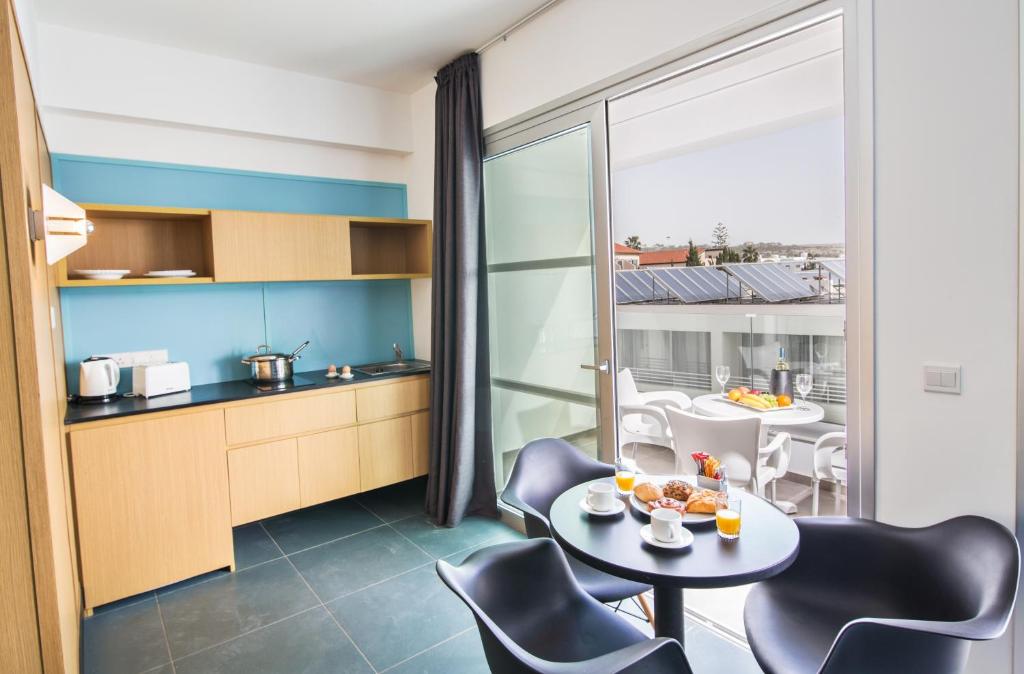 Kuchyň nebo kuchyňský kout v ubytování Anthea Hotel Apartments
