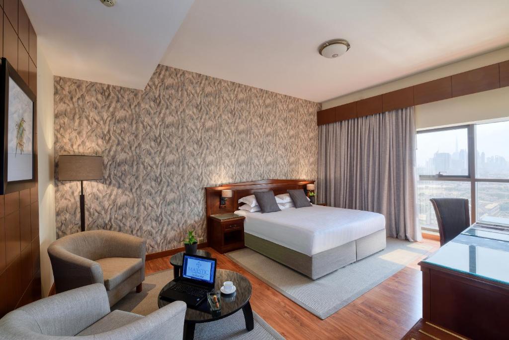 Postel nebo postele na pokoji v ubytování Majestic City Retreat Hotel