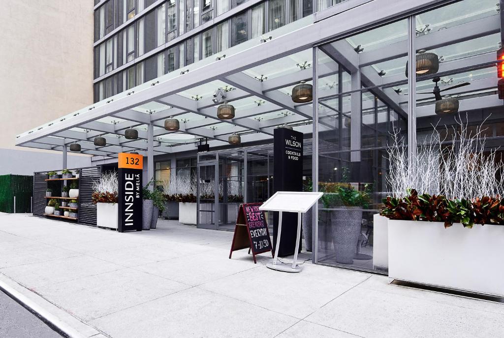 INNSiDE by Meliá New York Nomad في نيويورك: متجر أمام مبنى مع علامة في الأمام