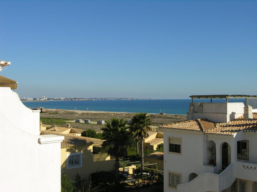 a view of the ocean from a building at Casa da Praia para férias - Vila Pinheiro - Vivenda Johanna in Lagos