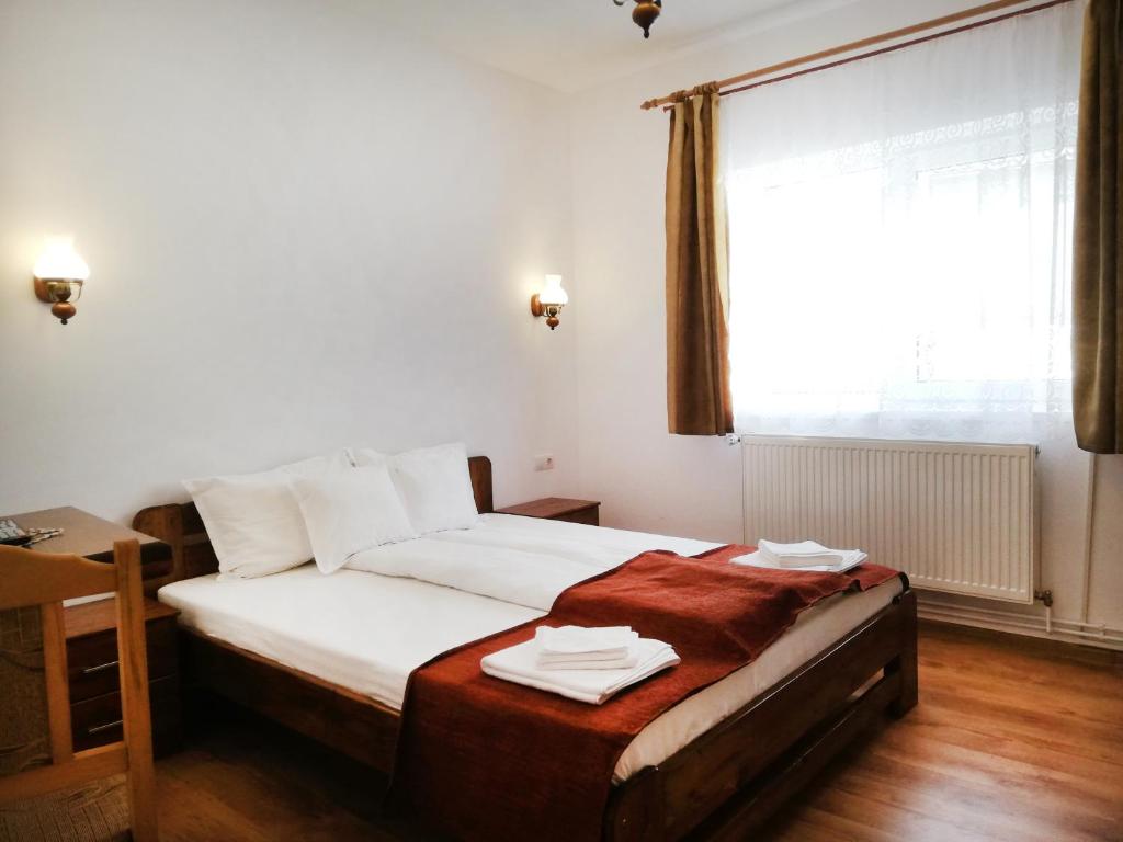 Postel nebo postele na pokoji v ubytování Pensiunea Casa Sighisoreana
