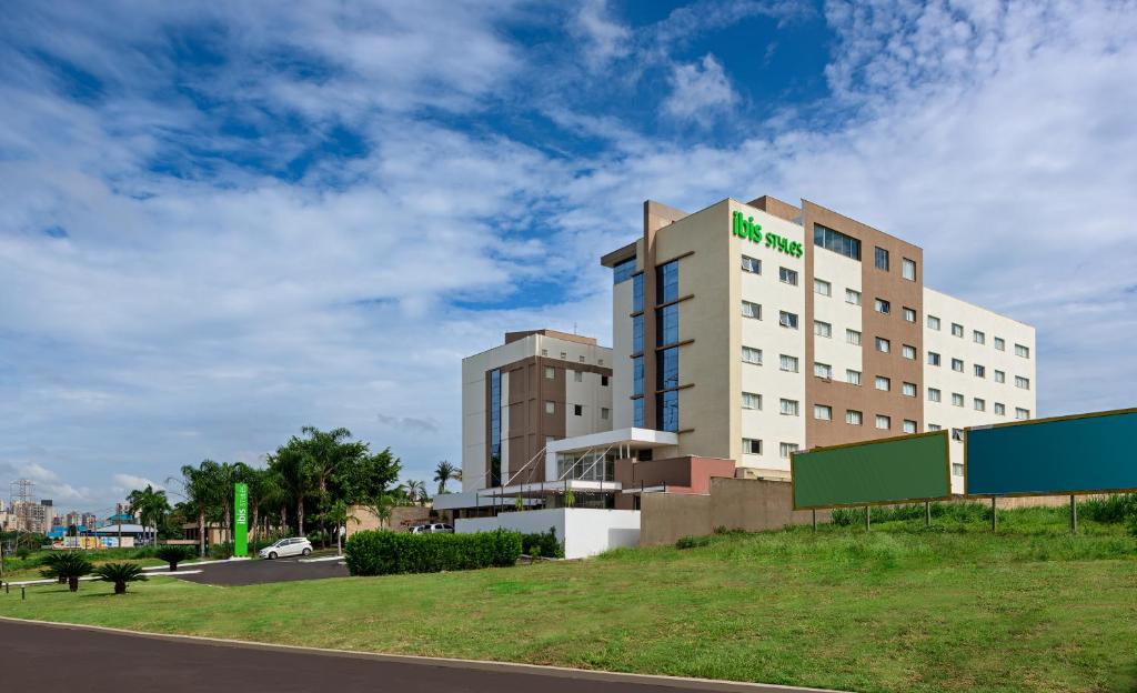 a hotel on a hill next to a road at ibis Styles Ribeirao Preto Maurilio Biagi in Ribeirão Preto