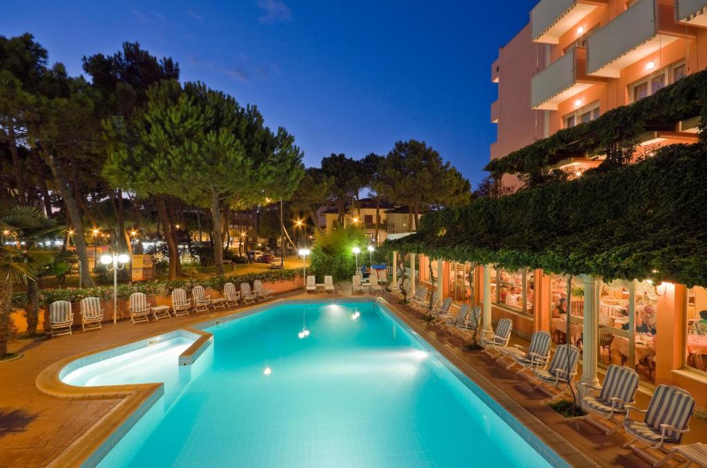 The swimming pool at or close to Hotel Meeting
