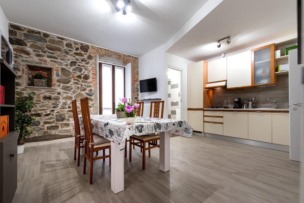 A kitchen or kitchenette at Daniel House