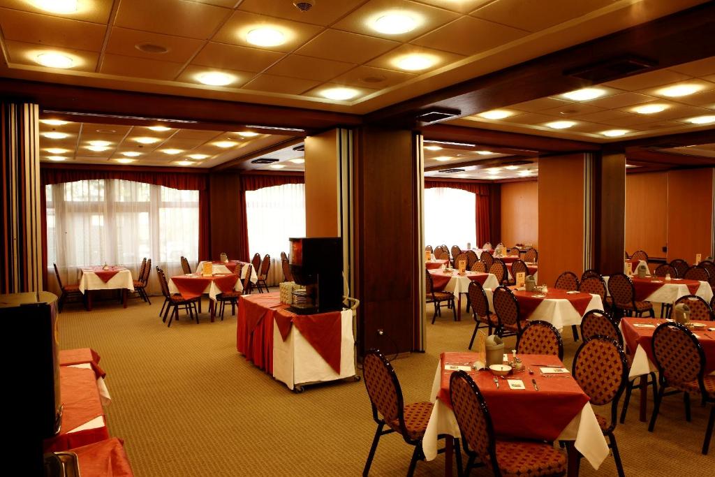 Un restaurante o sitio para comer en Benczur Hotel